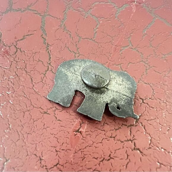 Vintage Metal Elephant Pin Brooch – Rustic Blackened Finish - Picture 4 of 9
